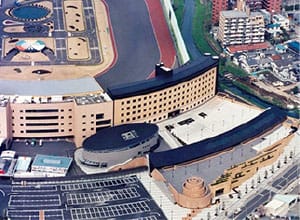 川口オートレース場外観