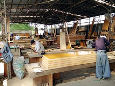 枠の加工の様子