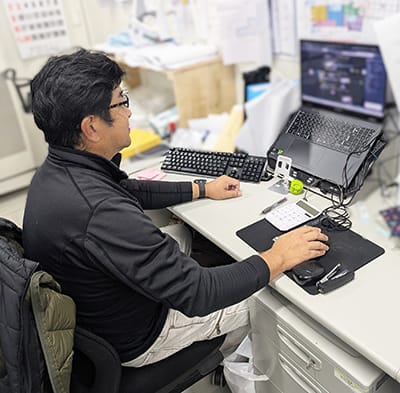 関口由仁仕事風景